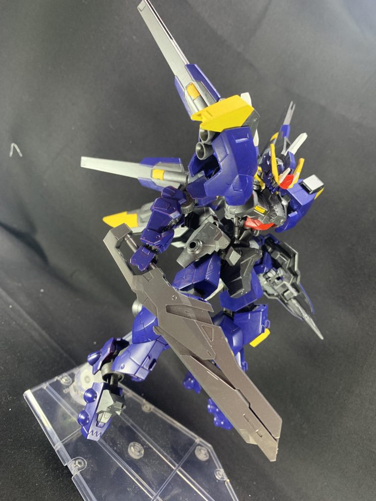 専用ソード。
 ソードとはなっていますが刃先などはなく、どちらかというと棍棒に近い武器で、相手の近接質量武器との殴り合いを行うための兵装です。キャノン砲使用時はサイドアーマーへ懸架します。
 キャノン砲とソード両方を装備することもありますが、基本的には戦況や状況に合わせてどちらかのみを選択し装備する場合が多いという設定です。