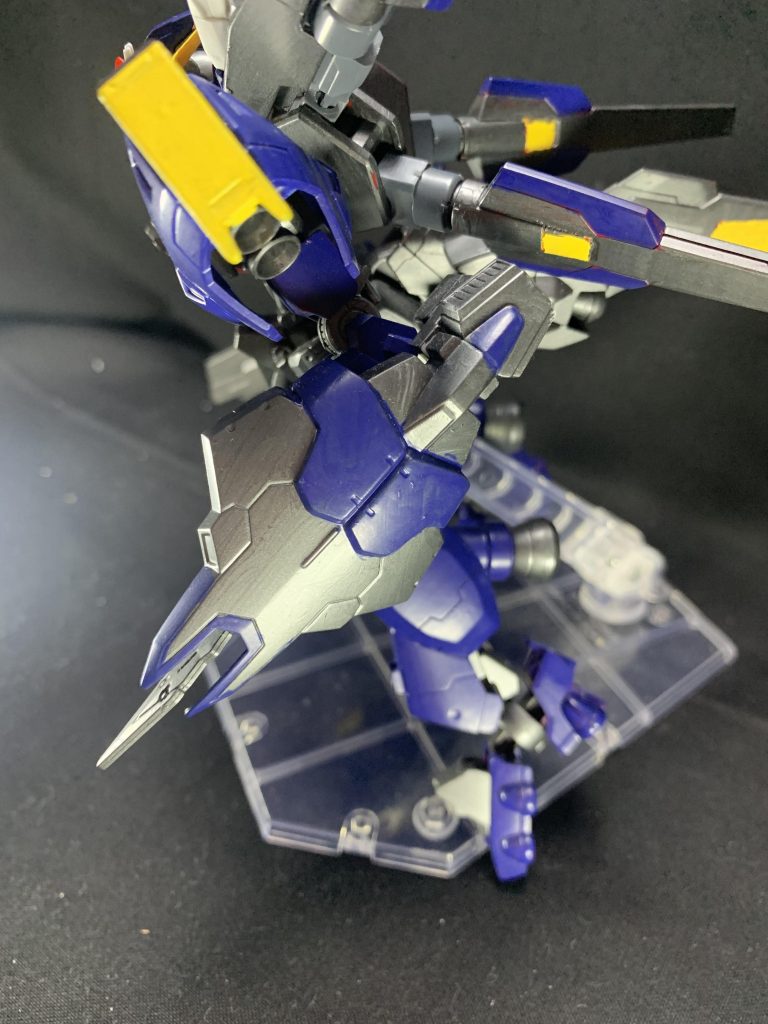 次がパイルバンカーシールド。
 1/144トールギスⅢのシールドそのものですはい。
 先端のヒートロッド部分がヒートロッドではなくパイルバンカーという設定で、全身のブースターを活かして敵機に高速で突撃し打ち込むという使い方も出来ますが、主にキャノン砲を装備時に接近された敵機に対してや、キャノン砲で削ったナノラミネートアーマーを貫通させ決定打を打つために使用されます。
