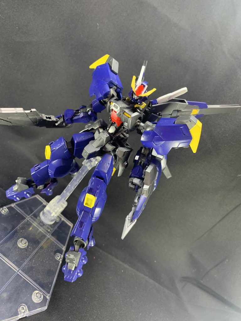 胴体は、ほとんどアスタロトオリジンのままですが、腰と胴体の接合部分やサイドアーマーの上部内側などがスカスカなのが気になったので、そこだけパテで埋めています。
 なにげにこれが人生で初めてパテを触った瞬間でした。
 その為近寄るとあらがやばいw