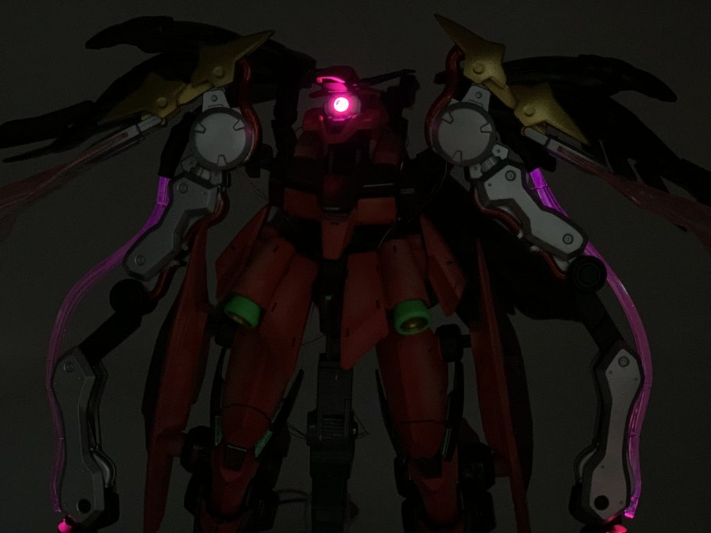 鋭い眼光、腕にも光を走らせて血が流れているイメージで。