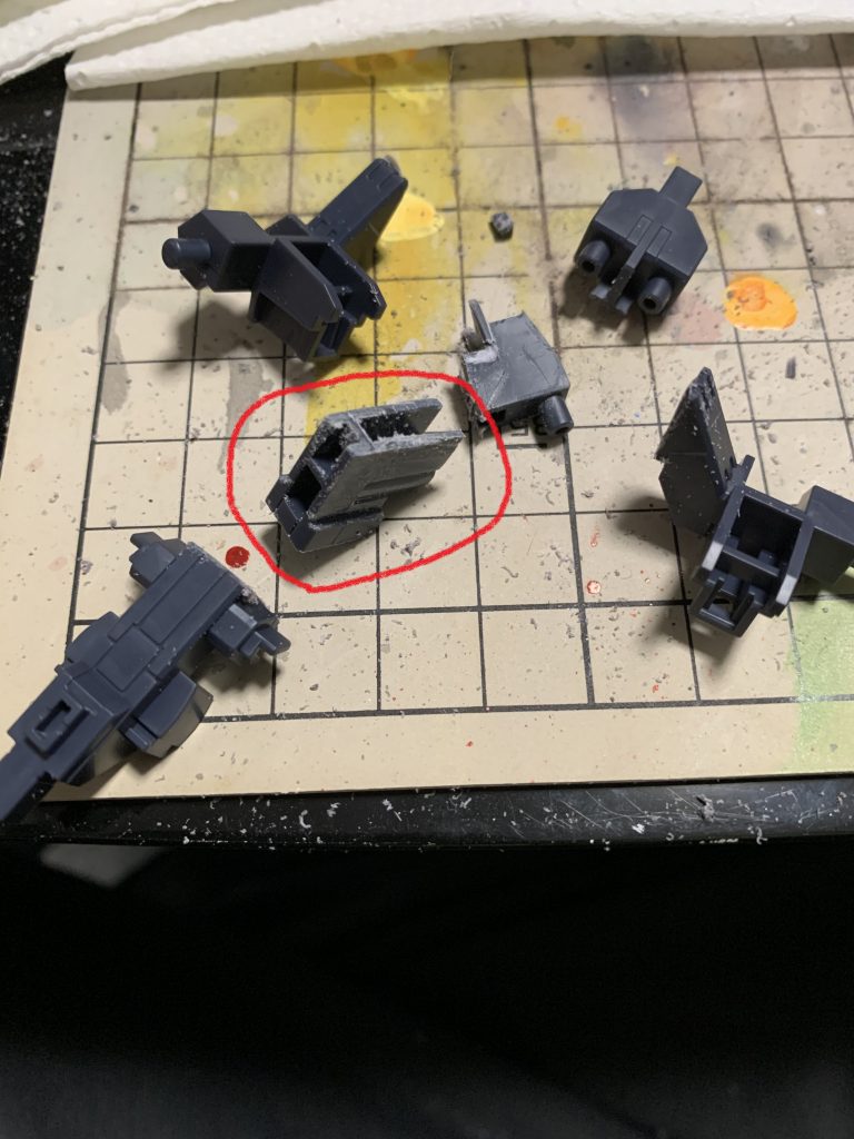 工程1
バックパックの作成ですが、サポートメカのパーツを写真の様にカットして真ん中の部分を使用します。これを二つ作成します。