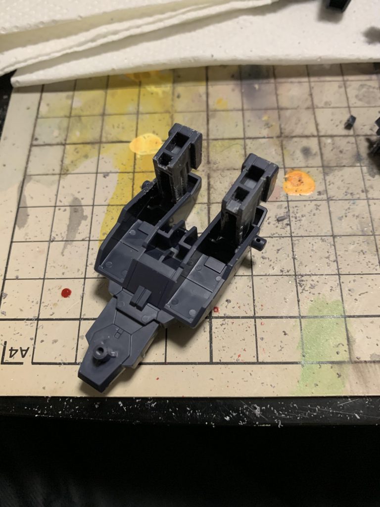 工程2
工程1でカットした真ん中のパーツをマーズフォーウェポンズのバックパックに写真の様に取り付けます。両側にあるピンにヴィートルーウェポンズのアームとミサイルポッドを取り付けます。