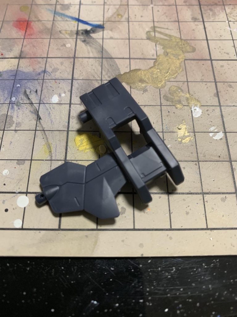 工程4
工程3でカットしたパーツの片方をヴィートルーウェポンズのバックパックに取り付けます。