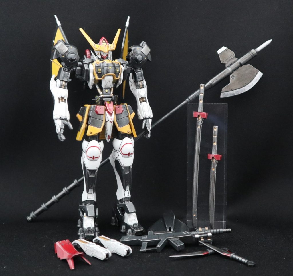 スタティックディスプレイ&武装:
①対MA用バスターアックス:
MS全高約2倍の長さがあるアックス。先端にはパイルバンカーが仕込まれて、石突部はグラブ状になっており、遠心力をいかした打撃を与える。
②レアアロイ製サムライソード(大小一対)
対MS用の主装備。大小1対のソードを使用した2刀流で攻守に優れた近接戦と得意とする。
③110㎜ライフル:
ガンダムカイム専用の110㎜ライフル
④腕部ロケット砲
左右前腕部に装備されたロケットランチャー。弾数は各2発となるがナノテルミット焼夷弾頭を使用しており、高温でナノラミネート塗装にもダメージを与える。
⑤バーストクナイ2本:
右腕に装備されたスモールシールド内側に2本装備された副武装。ガンダムヴィダールのバーストサーベルと同様に爆薬がしこまれており、投擲や敵機に刺して爆破ダメージ、また時限式爆弾として用途も多彩な武装。
⑥右腕バックラーシールド:
右腕に装備されたバックラー。打撃用途はなくソードガードしての追加装甲。
⑧左腕スモールシールド:
左腕に装備されたスモールシールド。裏にバーストクナイを2本装備。