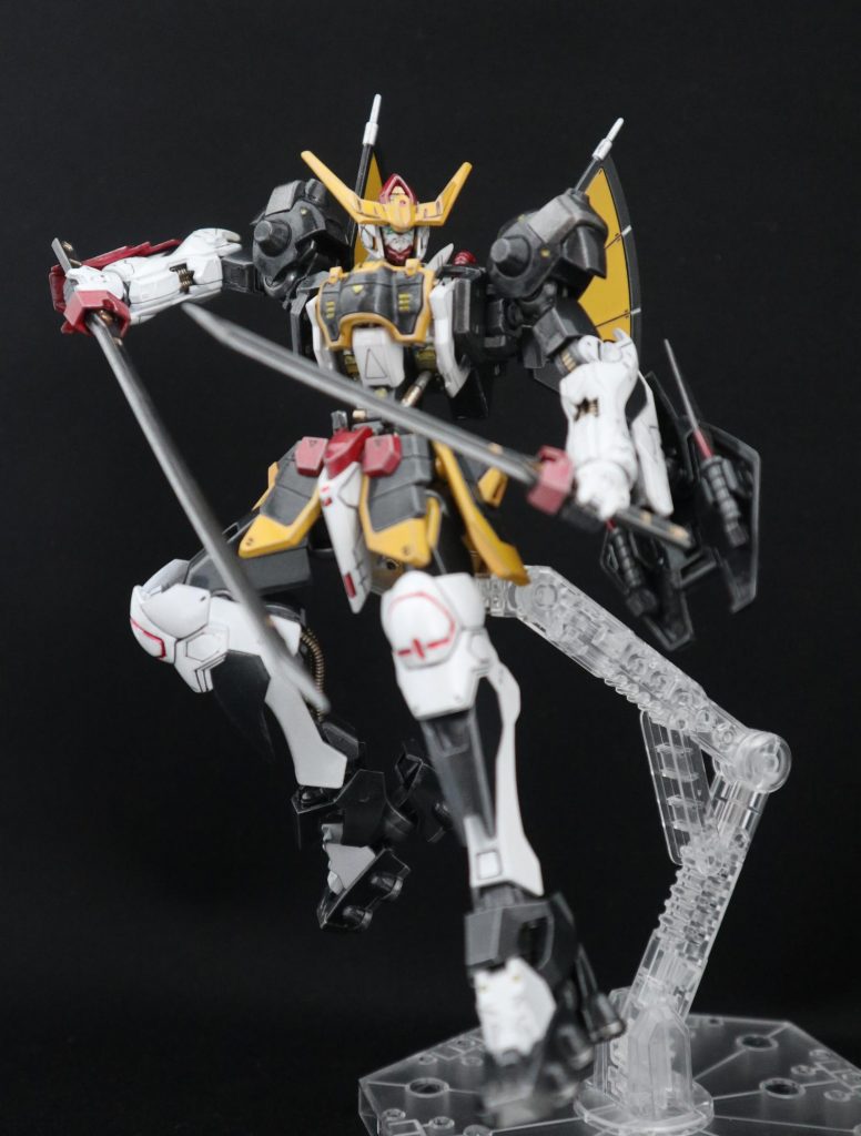 サムライソードを構えてポージング② (バエル2刀流風)