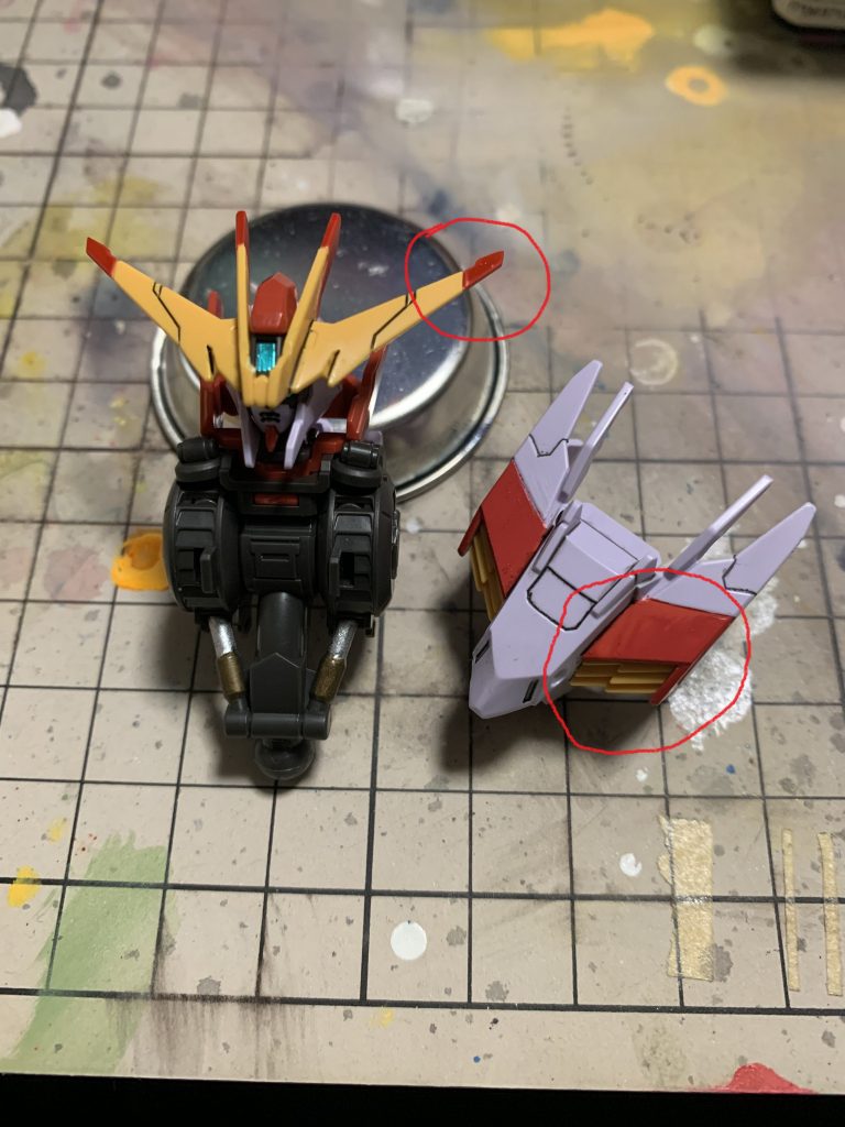 塗装詳細　頭部/胸部
頭部は黄色をそのまま活かして先端を赤く塗装。
胸部はダクト上部分の装甲を赤く塗装。
内部フレームもシリンダー部分を金と銀色で塗りました。