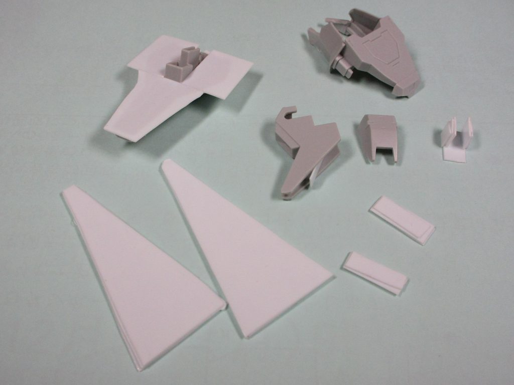 プラ板工作序盤戦。
アーマー裏打ちと武器の形造り始めた辺りです。