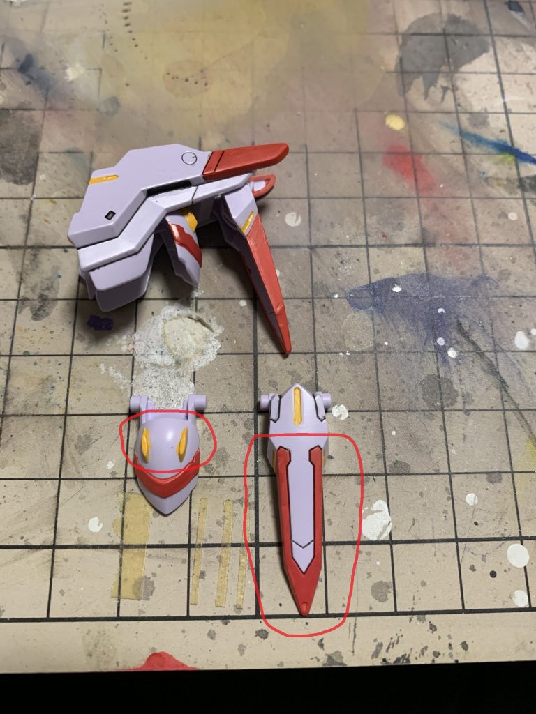 塗装詳細　肩部
短い装甲は尖がり部分を黄色に、長い装甲は写真の様に赤く塗りました。