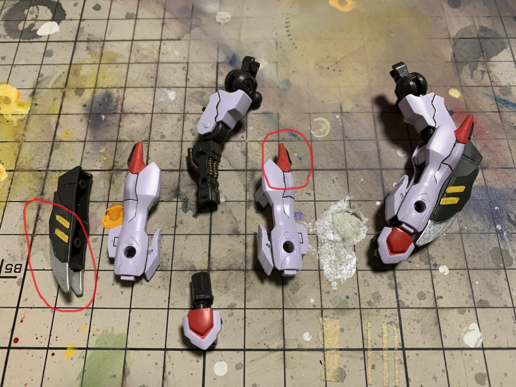 塗装詳細　腕部
肘部分の装甲を赤く塗装。
クロー部分は、爪を銀色にサイドに黄色を追加しました。