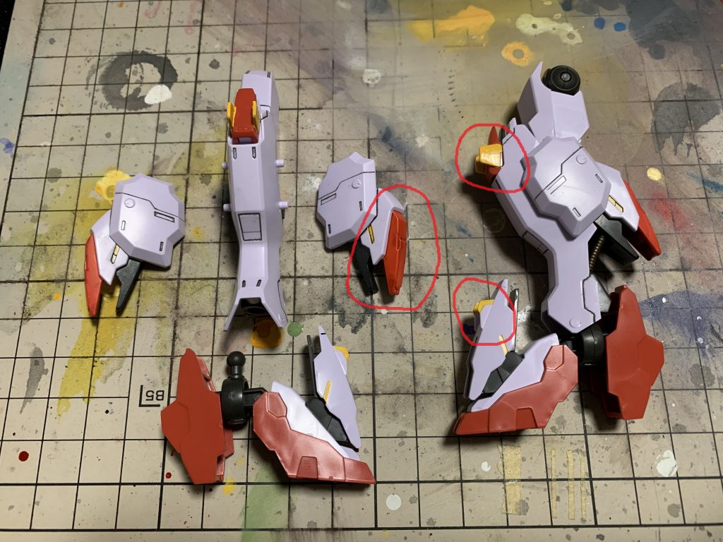 塗装詳細　脚部
フラスターの上部装甲を赤く塗装。
膝と甲の部分の出っ張りを黄色に塗りました。
