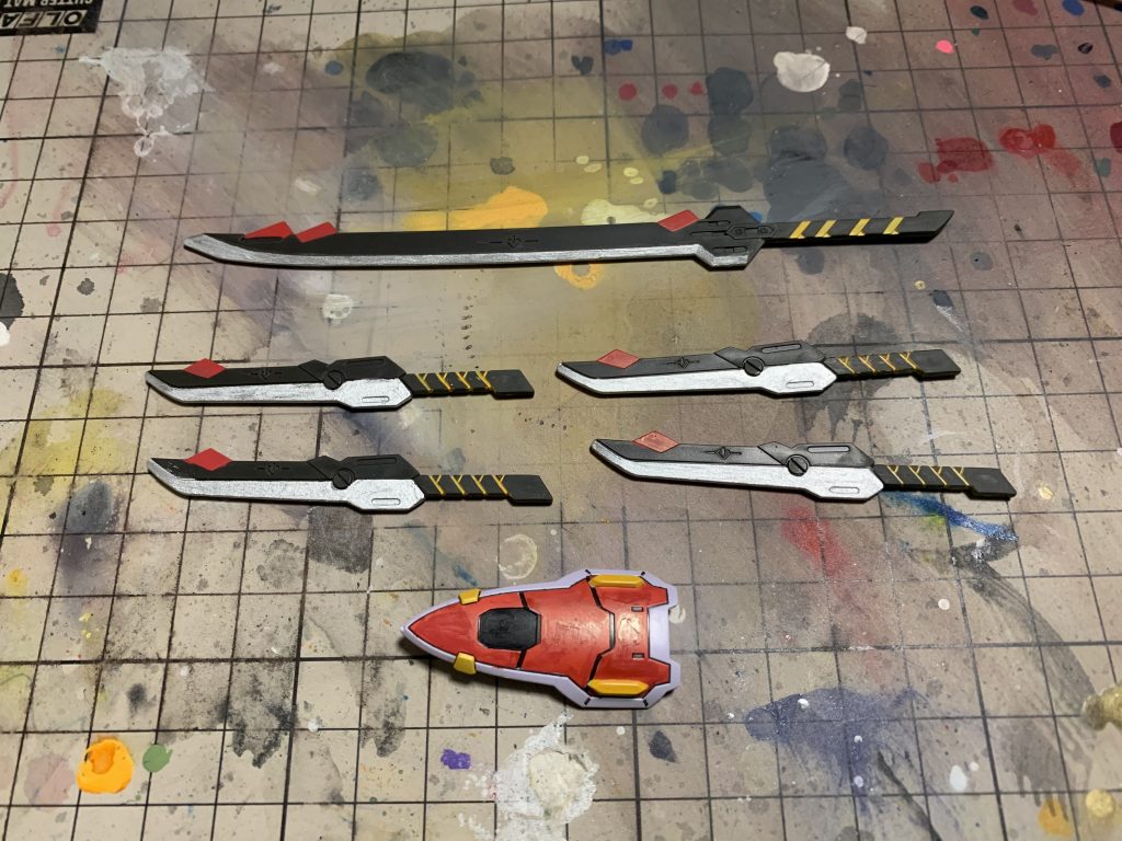 塗装詳細　武装
大太刀、短剣には刃の部分を銀色に塗装。
シールドは写真の様に塗りました。