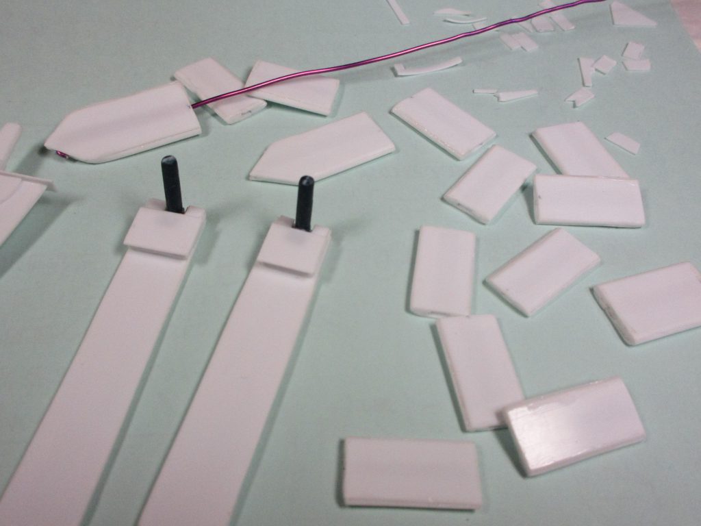 中盤戦。
右はウィップ・ブレードのパーツです。