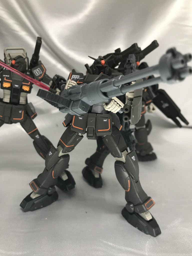 前述の大型ガトリング装備型。
腰のベルトリングは手首のガトリングを外して、直接つないでいます。
足首の接地にちょっと難があり、大きく足を広げたら接地は稼げません。