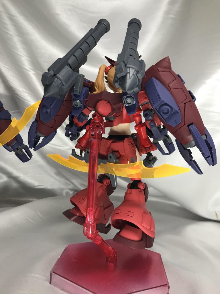 カオルコさんはユニ企画じゃない上、サイドポニとバインダーが強力に干渉するのでバックパックと本体の間にかなり余裕を持ちました。
バックパック自体は何もいじっていません。
左に見切れてるのは羅刹天です。