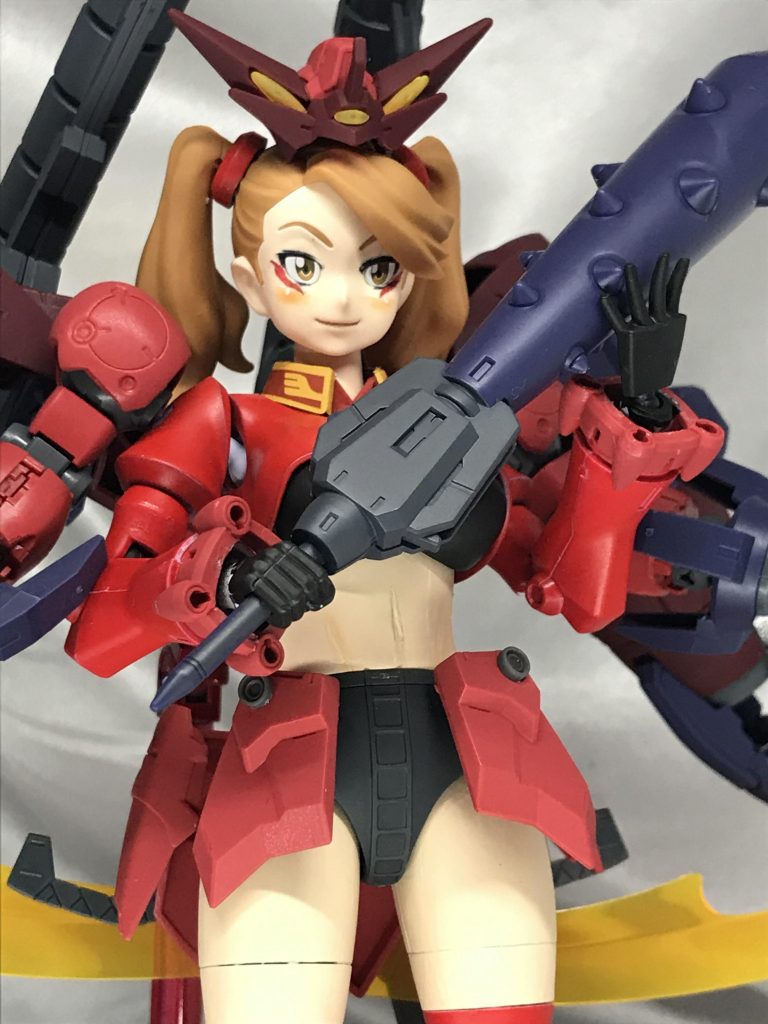 顔には羅刹天の搭乗者、オーガを意識して目元に赤いメイクを。
襟のカラーリングは迷ったんですが、カオルコ成分を残したかったので黄色のままとしました。
足はスパッツから生足に。
胴もパイロットスーツから素肌風するためモールドを潰し塗りなおしました。