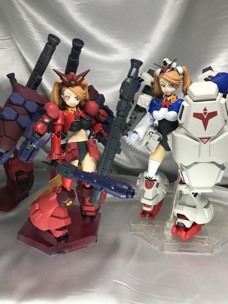 カオルコ試作二号機と比較。
どちらもよい(///▽///)
GP02の方はカオルコはパイロットスーツ着てるイメージだったんですが、
今回は装備と衣装を一体化しているため、わかりやすい構図になってます。