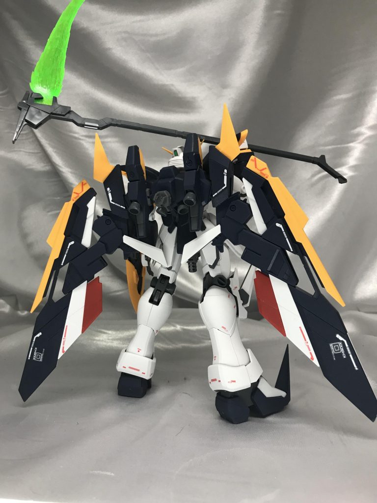 背中で語る格好のよさよ。
名前のデカールは目立つ翼に貼りました。