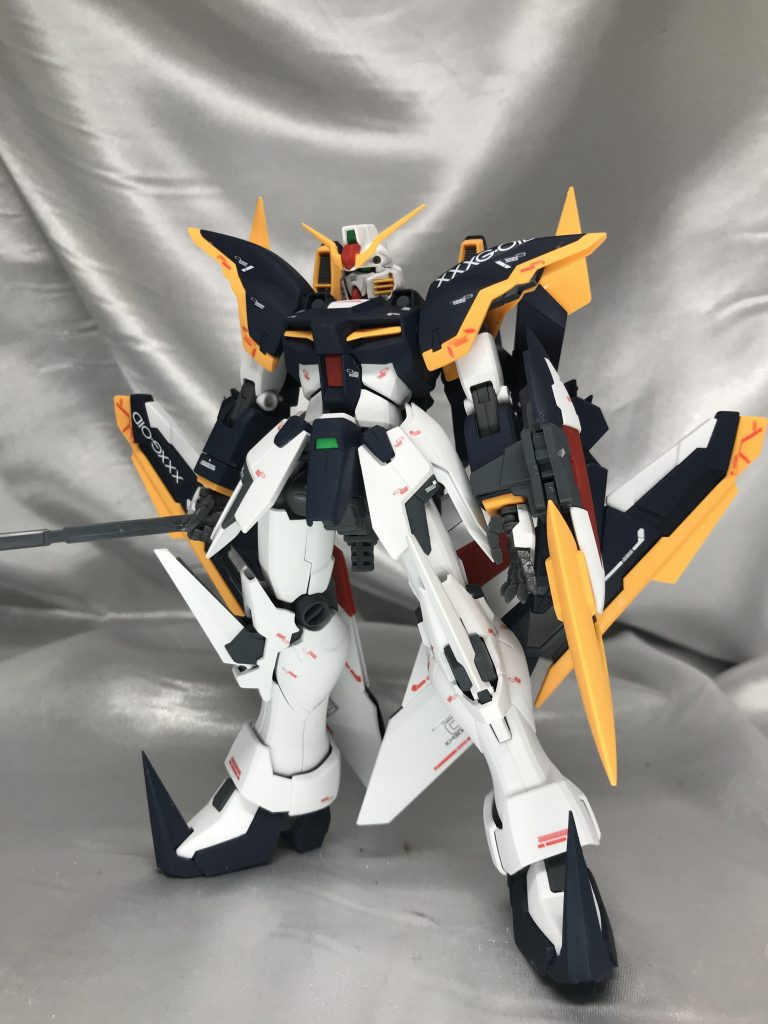 収納形態。
収納形態の方がデスサイズっぽさが出ますね。
EW版のデカいクロークに比べるとさっぱりした印象でしたが、ルーセットが加わったことにより一気にボリュームが増してます。