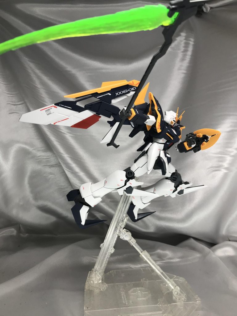 この装備ならやはりこの飾り方！
ウィングガンダムを彷彿とさせるこの翼よ！
見るもの作るものに確実に伝わるこの機動力Up。
翼の基部がちょいと弱めなので、関節を意識して可動しないと破損するかも知りません。