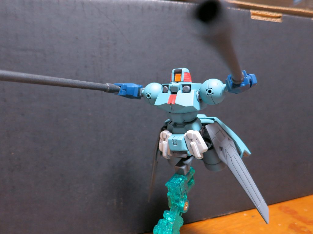 多分、こんな感じでビーム砲を構えるのかな?実はこの機体、出典ではろくに「動いていない」んですよね。