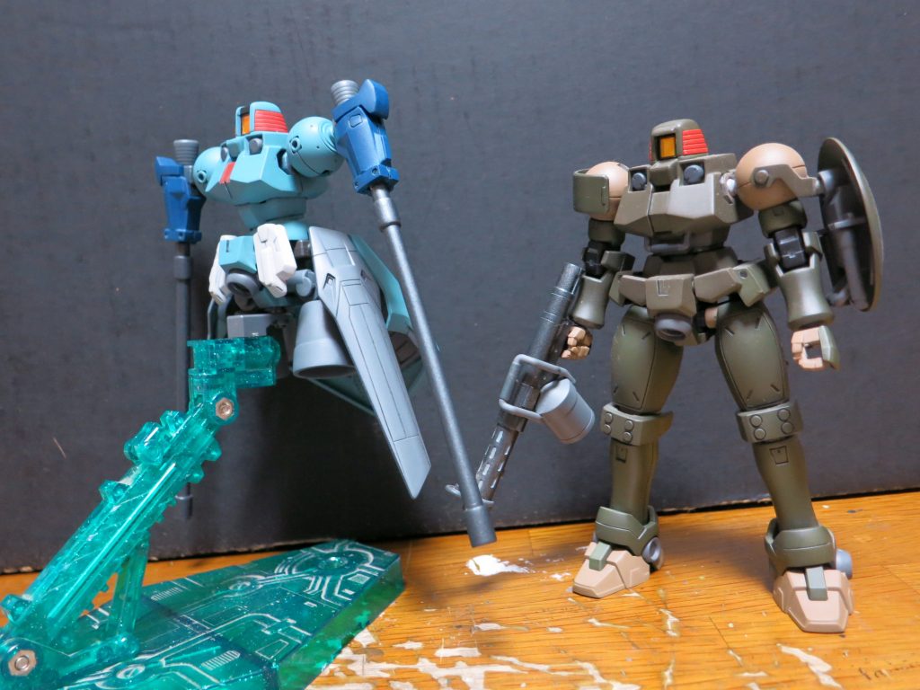 参考までに、素組みのリーオーと比較。寄せ集め感が出ていれば成功です。