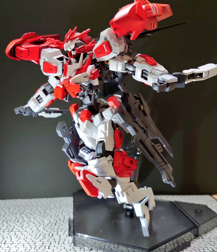 コンバットナイフの強化版【単分子カッター】
アキト『この間合いは、俺の距離だ！』メルア『アキトさん！　無茶しないでください(-_-;)』