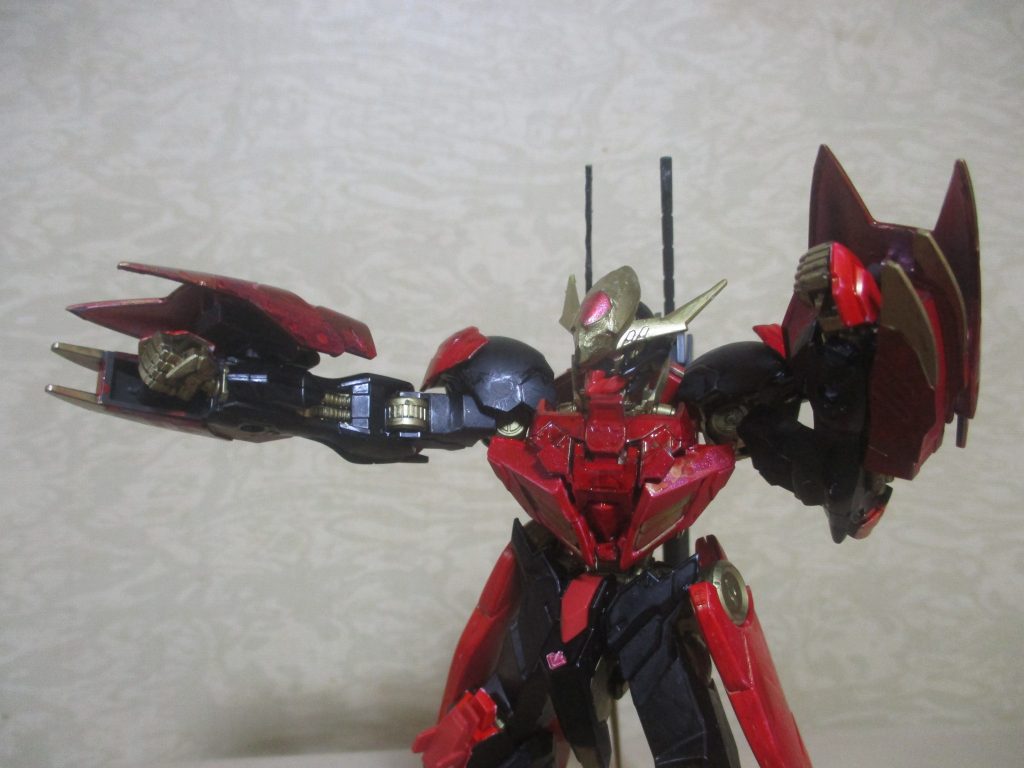 武装:ナックルクローガードマルコシアスとアスタロトのナックルガードを合わせて、差し替えました。これで敵を殴りつけて大ダメージを与えます。