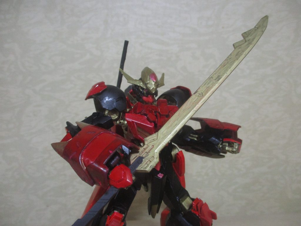 武器2:大太刀マルコシアスの物を、刃の部分を金色にしてます。金色は「特殊金属」という設定で、コレにより、マルコシアス時より切れ味抜群になってます。