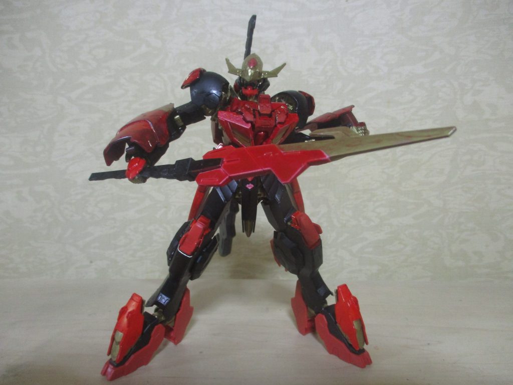 武器3:ドラゴンソードコチラはオリジナルです。と言っても「バルバトス・バラカブレット」の「龍神丸」ともろ被りな感じですねwルプスレクスのテイルブレードと、ランナーのタグを加工して合成させました。