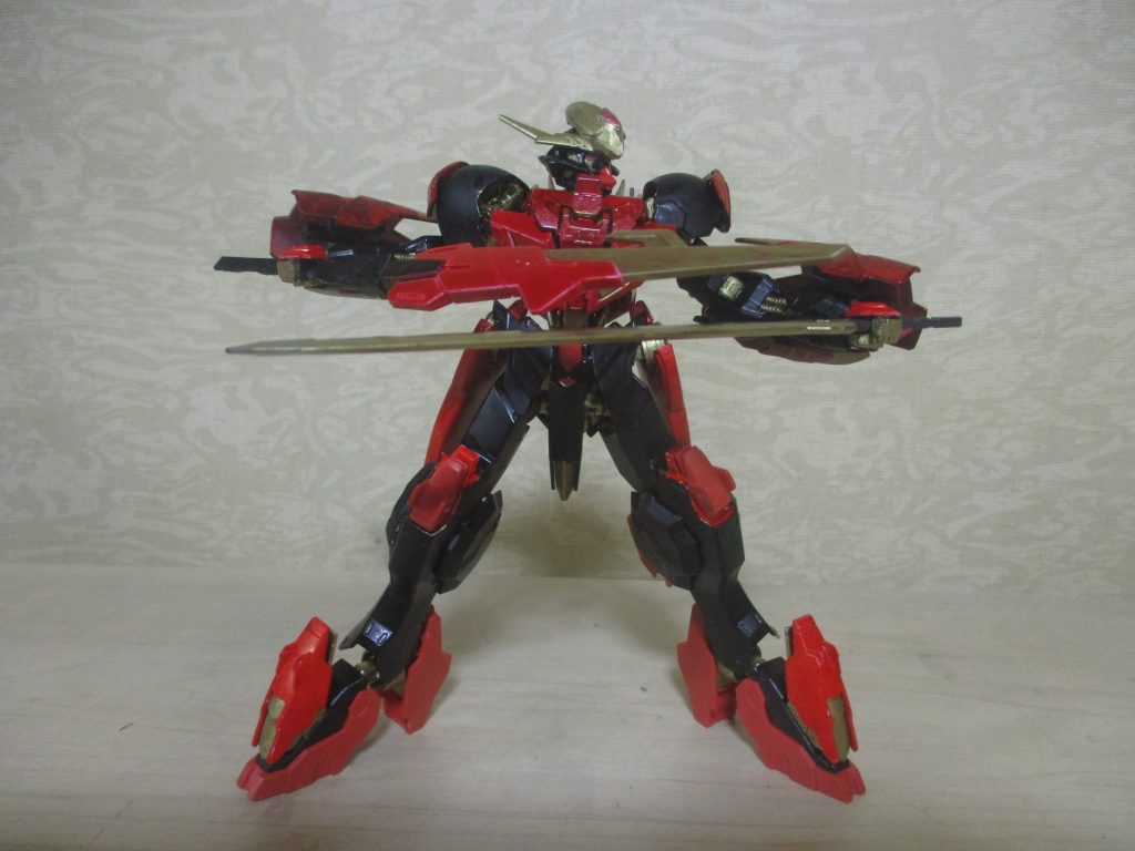 脳内設定:マルコシアスの連番機ですが、パイロット(笑顔を絶やさない好青年な性格)の好みで、マルコシアス同様にあった大型ウィングとバインダーを外され、接近戦で身軽に敵(モビルアーマー)の本体を攻撃・撃破する仕様になった機体。