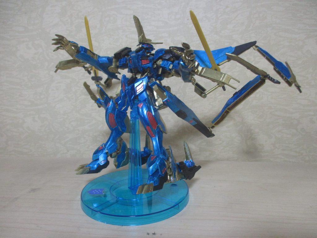 武器並びに武装展開!
マルコシアス同様、ウィングとバインダーからの短剣4本に加え、バエルのソードも、レクスのアームで持って加えています。