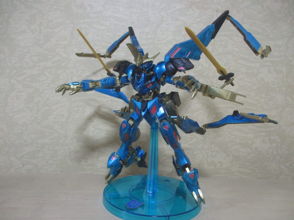 脳内設定では、ストラスでオミットしたマルコシアスの武装(1機で複数の敵と戦う)を巨大化させた両腕と新な2本の剣(バエルと同程度の物)を加えて更に発展させた機体となります。