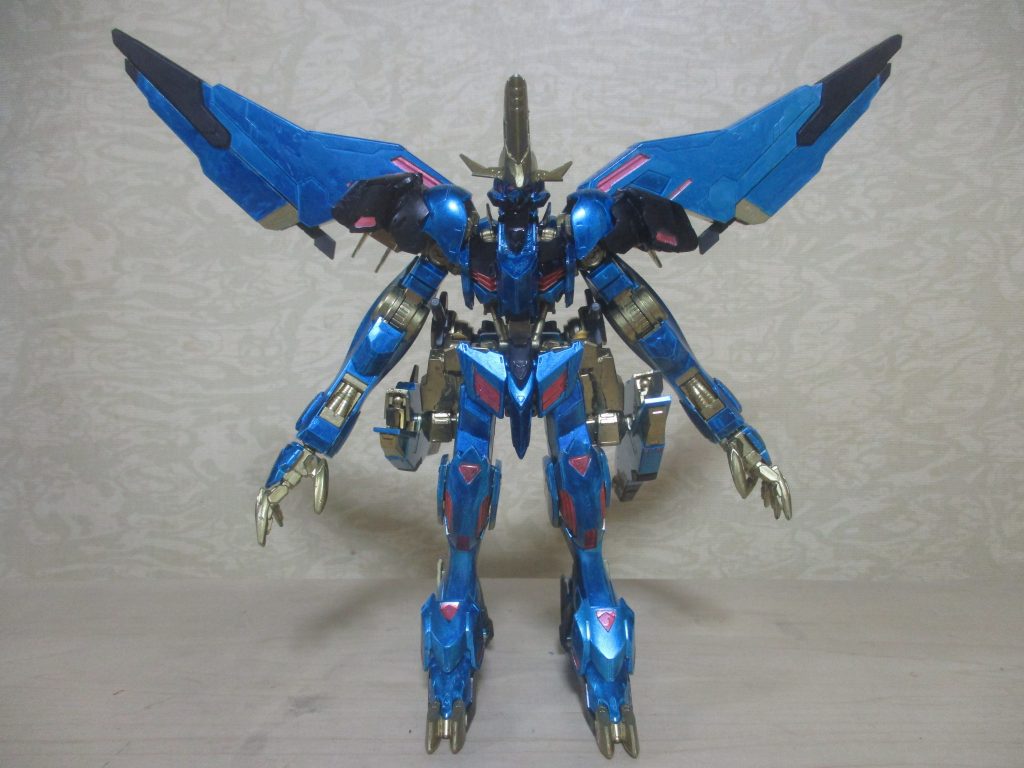 正面
基本的に「ストラス」同様、バルバトスルプスレクスとマルコシアスのミキシングです。カラーリングをメタリックブルーとゴールドにしたのは「NT」のユニコーン3号機(フェネクス)のカラーを反転させたイメージです。