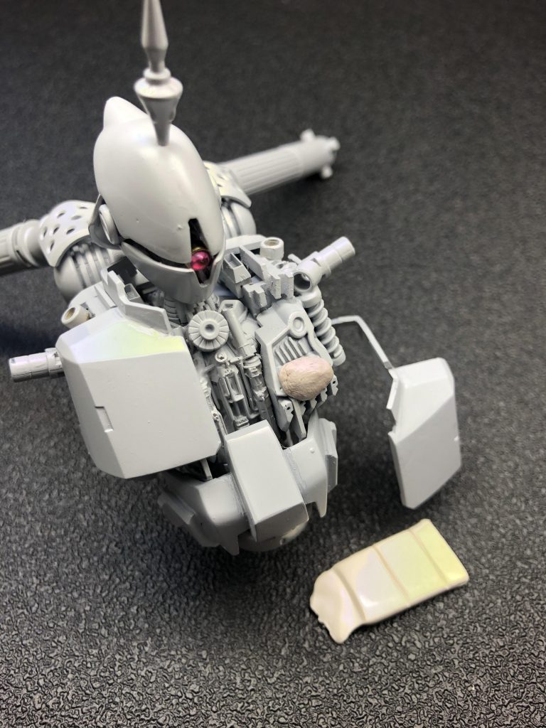 胸の装甲は最終的にはめ込み式にしましたが、アウトラインチェックの時はねりけしを使って仮止めしました。