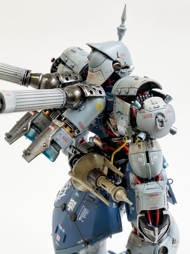 ビーム剣はシールド裏に収納の設定ですが、オリジナル解釈で腰に装着する設定にしてみました。