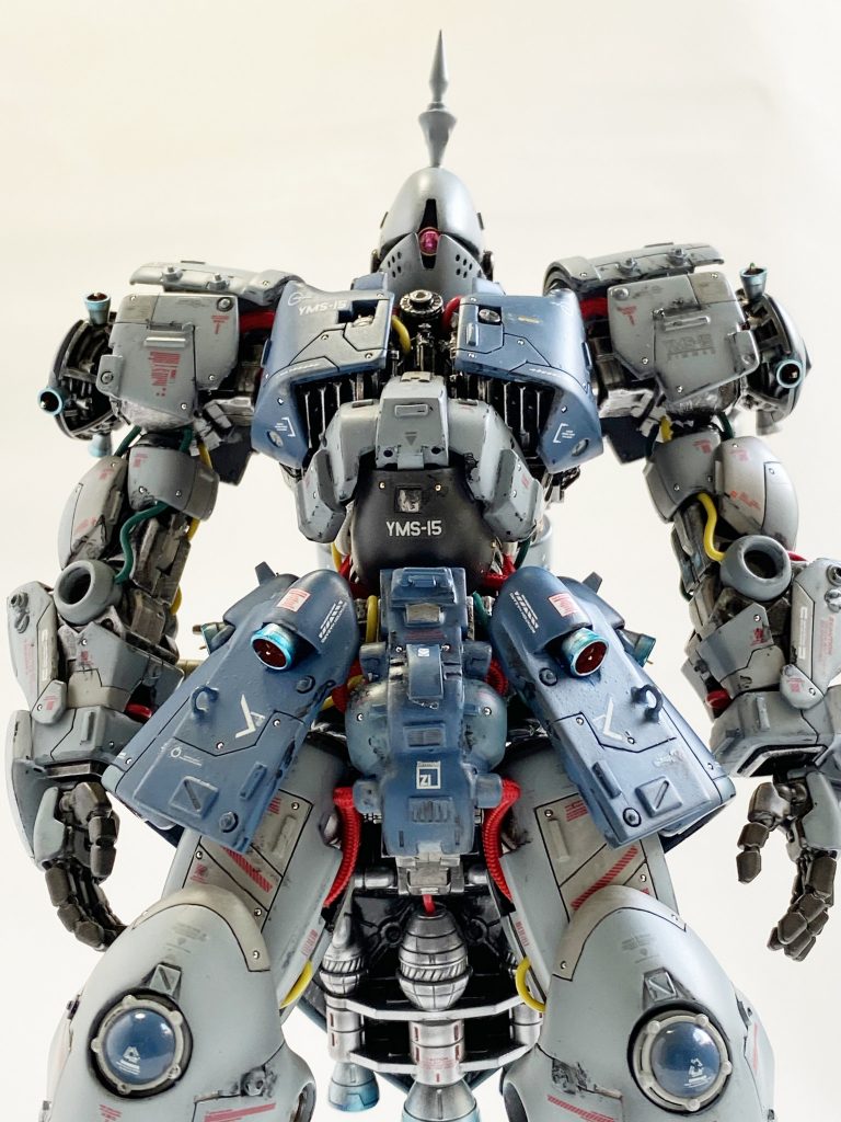 ■流体パルスアクセラレーター(股間部分)ジオン軍MSに採用されている「流体パルスアクセラレーター」へ核融合炉から動力伝達パイプで分配される極超音速のエネルギー・パルスを蓄積し、必要に応じて駆動部に送出する装置。駆動装置のブースターともいえる機構で、ギャンの俊敏な格闘戦闘能力の源といえる。応力限界により自壊しやすいなど、当時は耐久性に課題もあった。
~とさしん。さんの説明より~