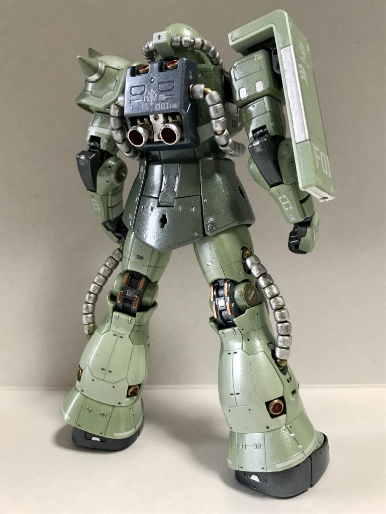 なんとかリカバリーはしてありますが…
雨の日に「ホワイトパール」のスプレーを吹いたら、全部真っ白に曇ってしまいました(事故1)。拭き取ったり、削ったり、一部塗装したり…。勉強になりました。
本当は動力パイプは薄緑のままの予定でしたが、銀色で失敗を隠すことにしました。なんだか浮いてますね…汗