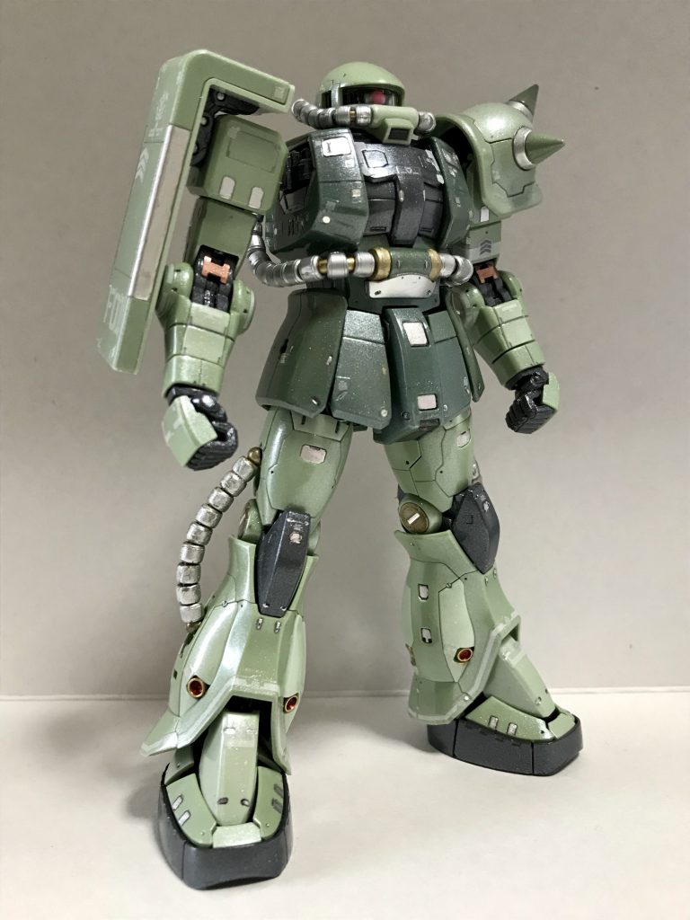 「U.C.0079当時ザクⅡは最新鋭機で、しかもシャア乗艦のファルメル所属のザクはピッカピカだったに違いない」という設定をまず決めました。その設定のもと、各所をガンマカの金銀でピカピカにし、装甲はパール仕上げにしました。
(単にピカピカが好きなだけで、設定は後付けです(汗))