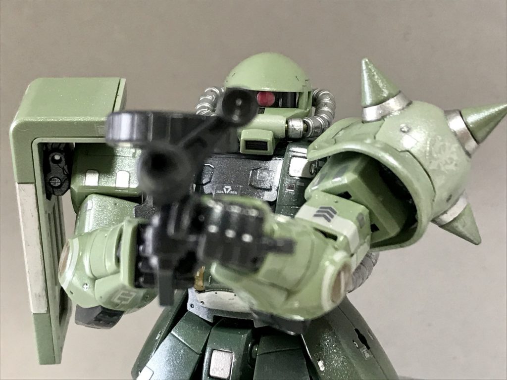 ファーストガンダムの第1話、ザクがマシンガンを構えた瞬間のポーズに「かっけー!!」と思った記憶が今でも忘れられません。第1話は特に、ガンダムよりもザクが主役だというイメージがあります。