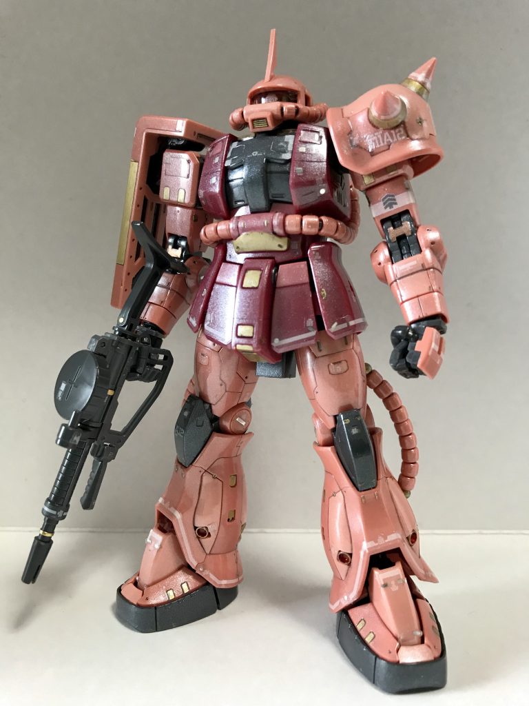 約10年前に、墨入れもトップコートも無しで「組んだだけ」の状態だったシャア専用ザクです。今回、ガンマカで部分塗装、墨入れ、パール＆光沢トップコートで仕上げました。