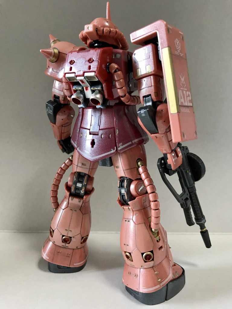 スラスターを中心に細かな部分のみ、ガンマカの金銀赤で塗りました。ザクはベースがカッコいいので、ほんの少しです。