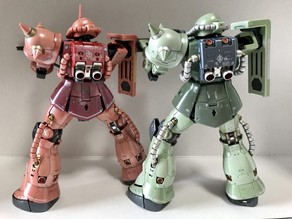 量産型ザクとは、バックパックの仕様、ふくらはぎ下のスラスターの数が異なります。