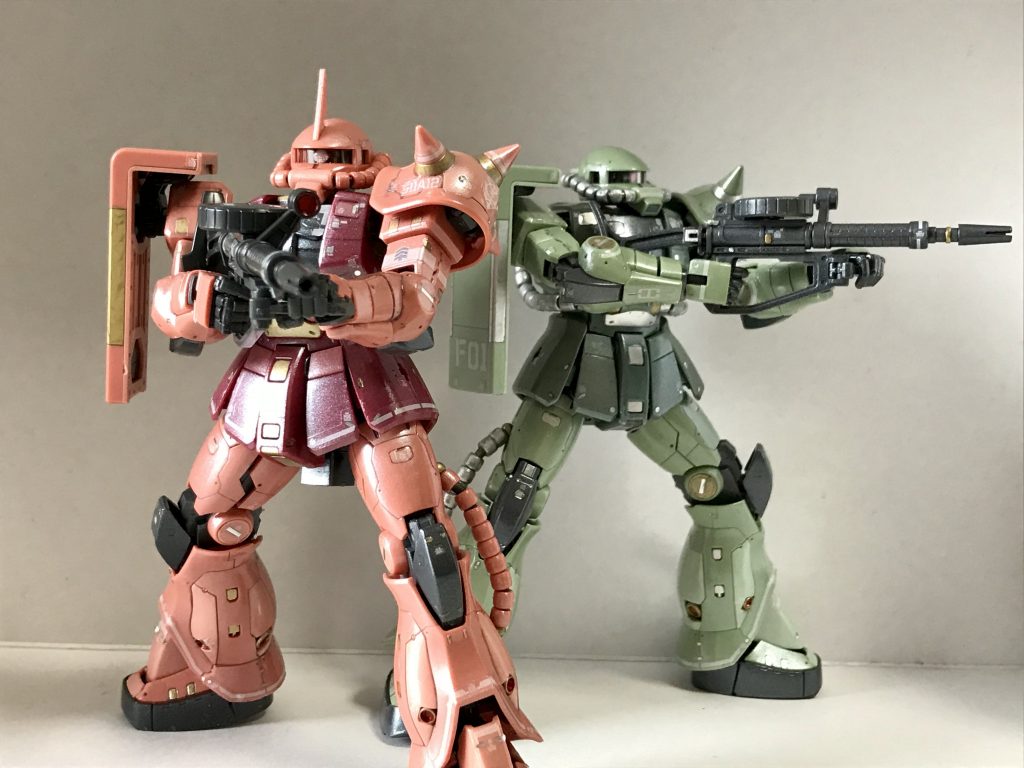 前日に完成したRG量産型ザクとともに。この量産型ザクの仕上げに合わせました。約10年越しでこの2機が揃いました。