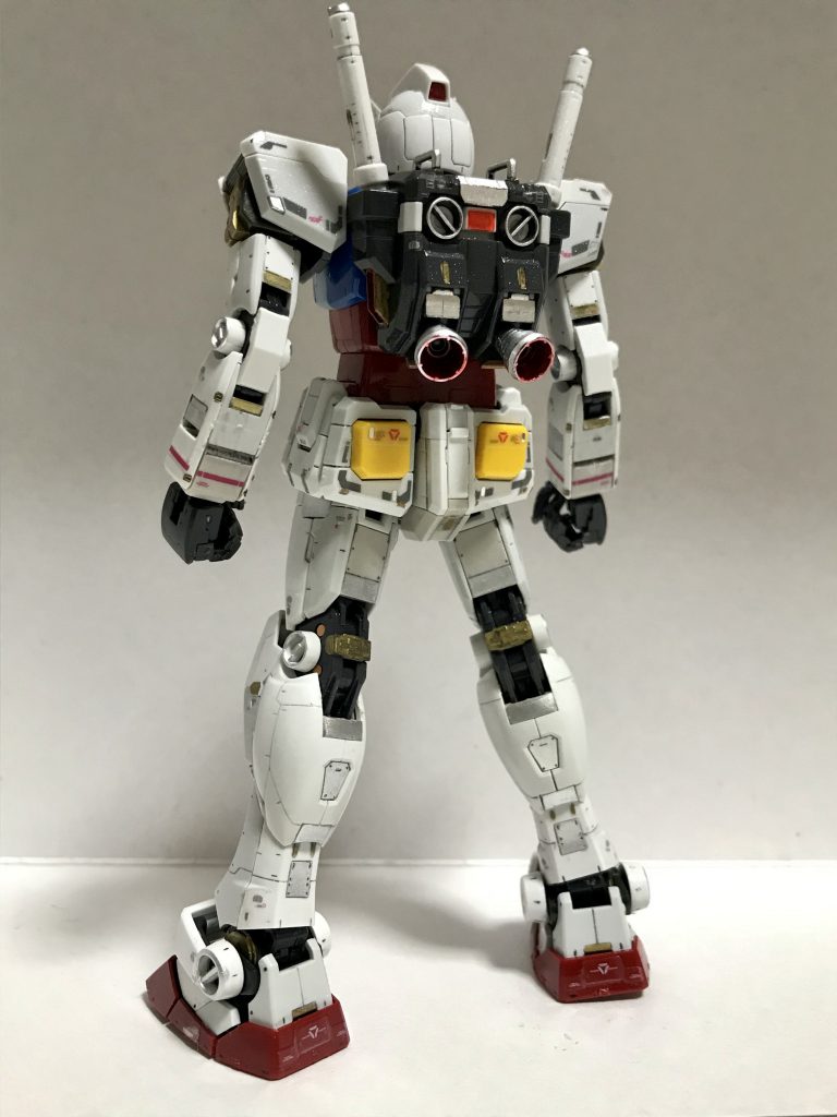 バックパックや装甲の一部など細かな部分のみ、ガンマカの金銀赤で塗りました。RX-78-2 はベースがカッコいいので、ほんの少しです。