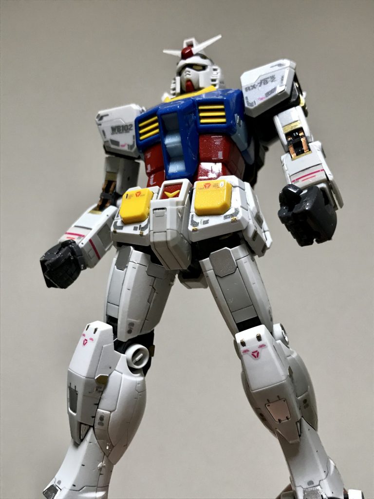 約10年前に、墨入れもトップコートも無しで「組んだだけ」の状態だった RX-78-2 ガンダムです。今回、ガンマカで部分塗装、墨入れ、パール&光沢トップコートで仕上げました。