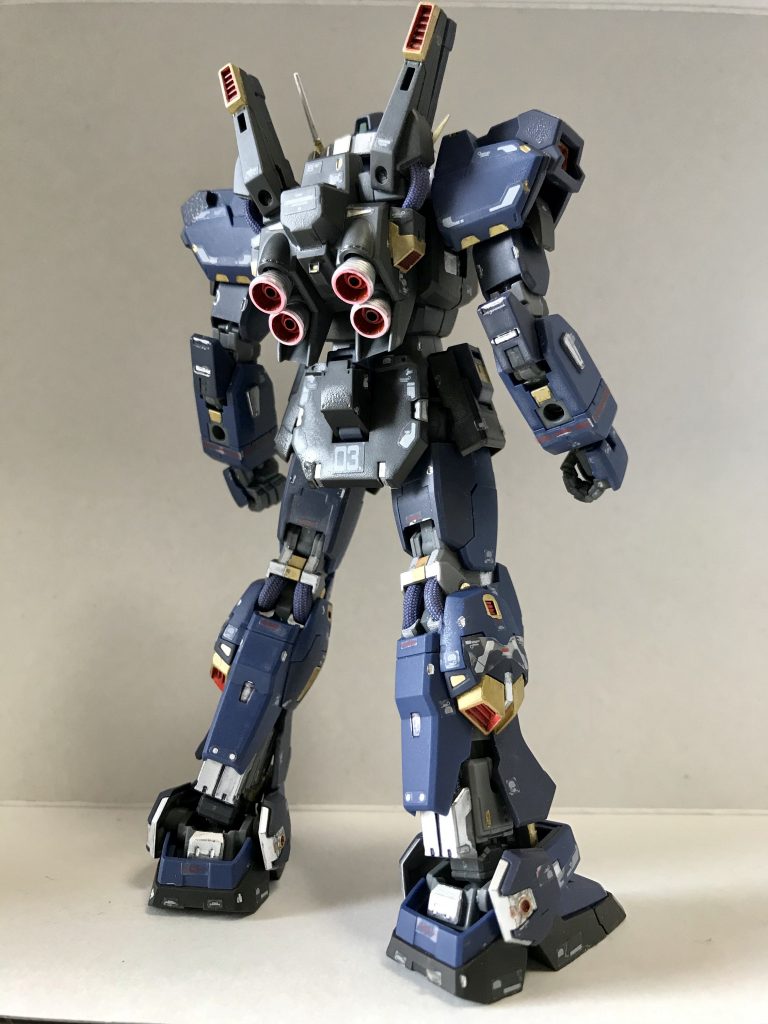 約10年前に、墨入れもトップコートも無しで「組んだだけ」の状態だったガンダムMk-II(ティターンズ仕様)です。今回、ガンマカで部分塗装、つや消しトップコートで仕上げました。
バックパックや装甲の一部など細かな部分のみ、ガンマカの金銀赤で塗りました。ガンダムMk-IIはベースがカッコいいので、ほんの少しです。