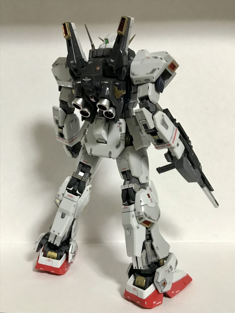 バックパックや装甲の一部など細かな部分のみ、ガンマカの金銀赤で塗りました。ガンダムMk-IIはベースがカッコいいので、ほんの少しです。