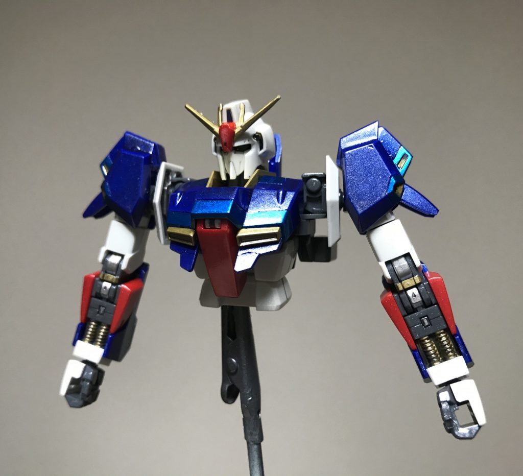 はじめ青い部分はこんな感じに、マイカブルー（濃いほう）とコスモメタブルー（薄いほう）で塗り分けていました。この後いくつか失敗がありまして、潔く、全てコスモメタブルーで塗りなおしました。