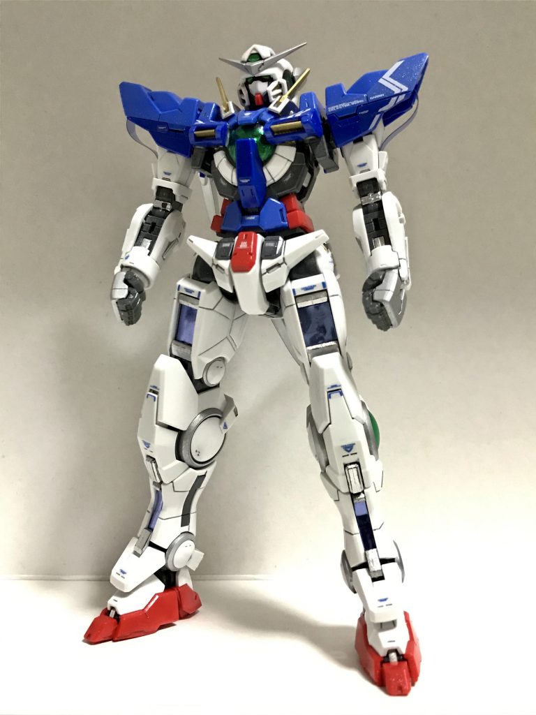 毎度の、素組み＋部分塗装です。近ごろ塗装の失敗が多かったため、今回は特に控えめにしました。ホログラムシート、メッキ部品、クリアのGNコンデンサーなど、もともとキラキラ要素が多いキットのため、それでも十分に見ごたえがあります。ただ、青い部分はメタリックなブルーなどで塗ったほうがより良かったと思います。
フレームはガンメタ（タミヤのブライトガンメタル）、グレーの装甲はシルバー（タミヤのシルバーリーフ）、黄色い部分はガンマカのゴールドです。最後にタミヤのパールクリヤーを吹き、GN粒子がキラめいているイメージで仕上げました。