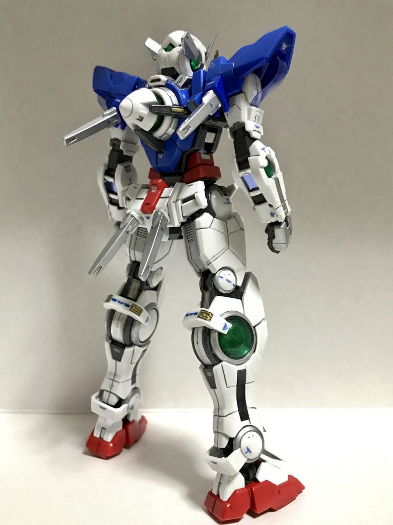 ヒザ側面の大きなGNコンデンサーは、ガンダムの脚フェチ（私だけ？）にはたまりません！
いっぽう、GNドライヴで推進されるという設定上、バーニア＆スラスターフェチの人には寂しいかもしれません。